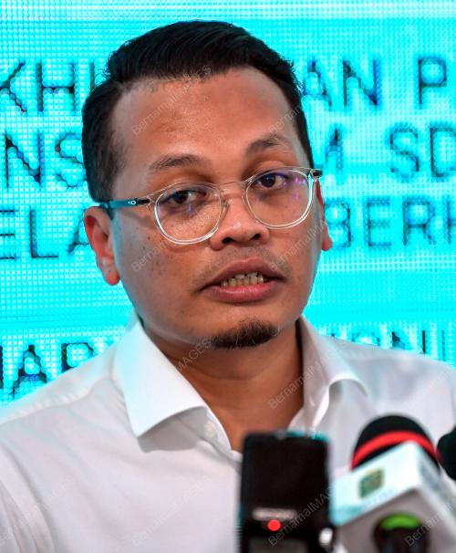 NIK NAZMI NIK AHMAD