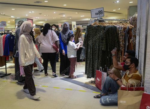 WARGA KOTA MEMBELI BELAH PERSIAPAN HARI RAYA