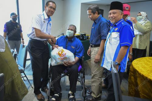 DATUK DR ISMAIL MANURI