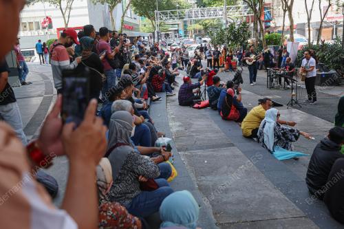 PENGHIBUR JALANAN