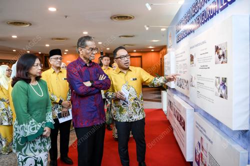 DATUK SERI DR DZULKEFLY AHMAD