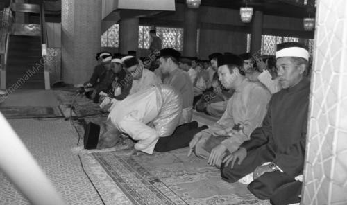 KL19_03082015_AGONG_SOLAT