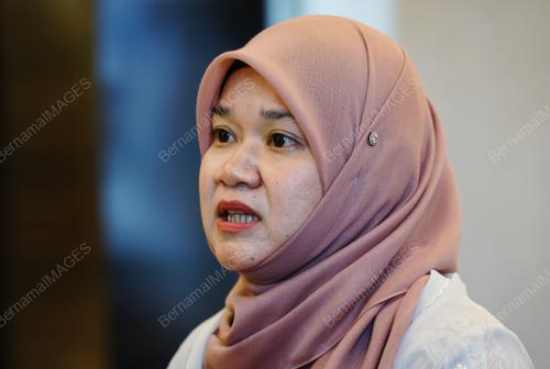 FADHLINA SIDEK