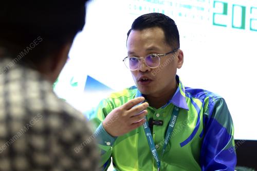 NIK NAZMI NIK AHMAD