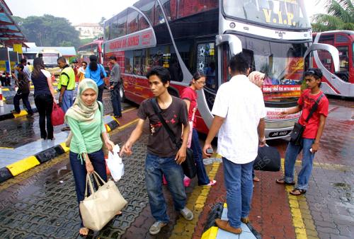 ORANG RAMAI DI PERHENTIAN DUTA