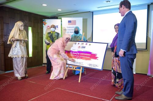 DATUK SERI RINA HARUN