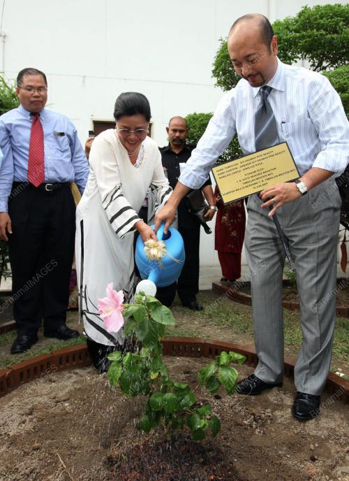 MUKHRIZ DR MAHATHIR