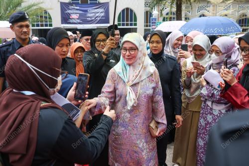TUNKU AZIZAH AMINAH MAIMUNAH ISKANDARIAH