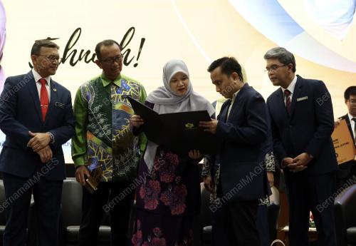 FADHLINA SIDEK