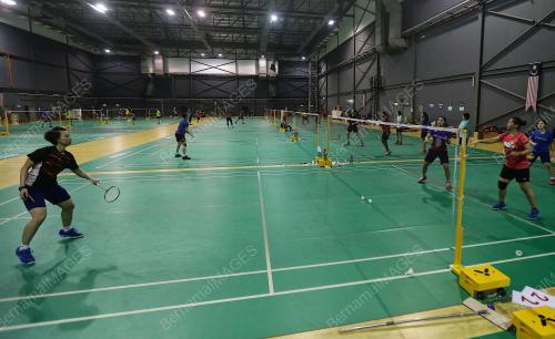PEMAIN BADMINTON PROFESIONAL LAPOR DIRI