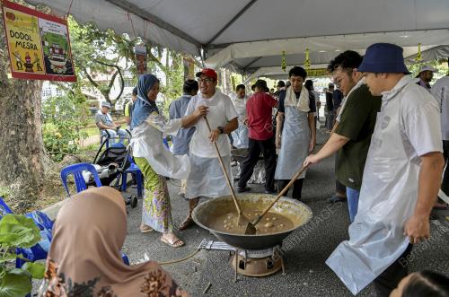 AKTIVITI MENGACAU DODOL RAYA