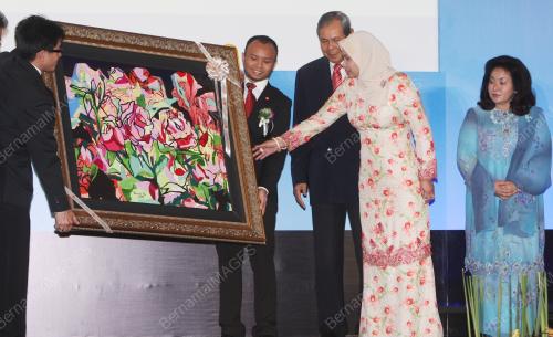 TUANKU NUR ZAHIRAH