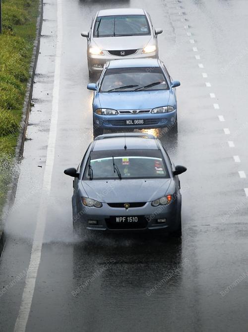 HUJAN DI JALAN KUALA LUMPUR