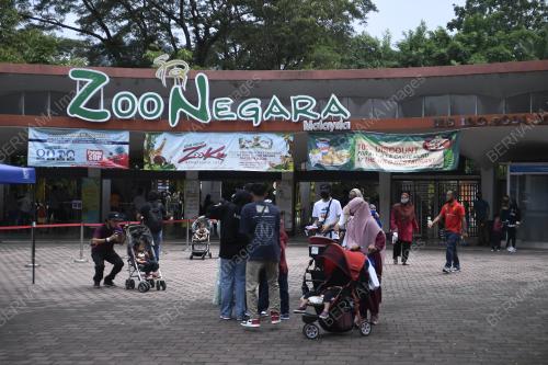 PENGUNJUNG MEMENUHI ZOO NEGARA