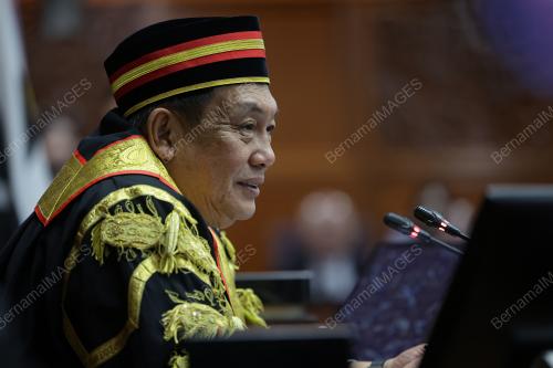 ANGKAT SUMPAH AHLI DEWAN NEGARA
