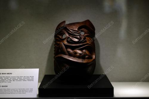 PAMERAN BUSANA