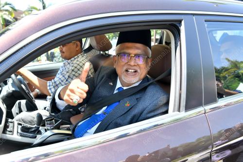 AHLI PARLIMEN KELUAR DARI PERKARANGAN ISTANA