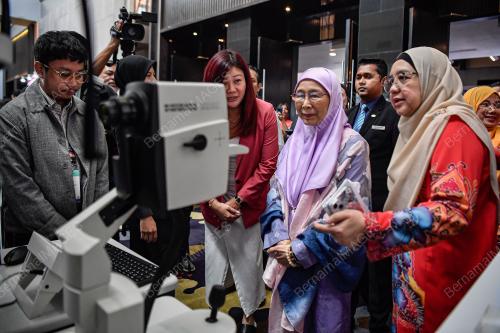 DATUK SERI DR WAN AZIZAH WAN ISMAIL