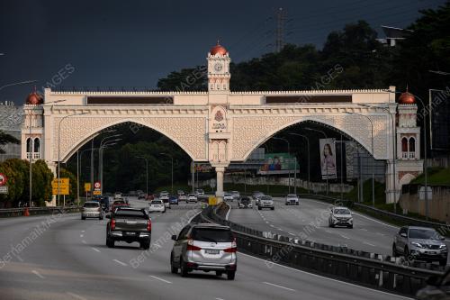 TINJAUAN ALIRAN MASUK TRAFIK KE IBU KOTA