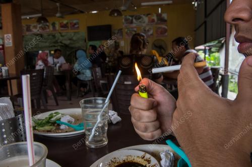 TINJAUAN LARANGAN MEROKOK DAN VAPING