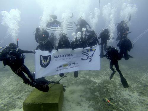 KL19_30082014_DIVE