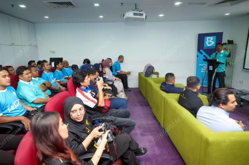 SUAI KENAL MERAIKAN PENAJA KELAB BOLA SEPAK BERNAMA
