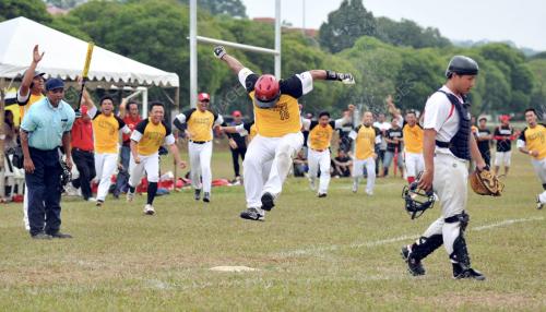 KL20_01072012_SOFTBALL