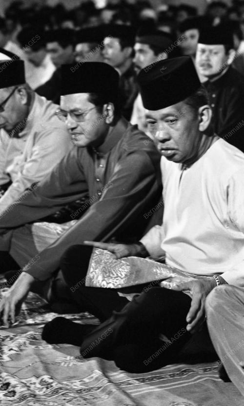 KL20_03082015_AGONG_SOLAT