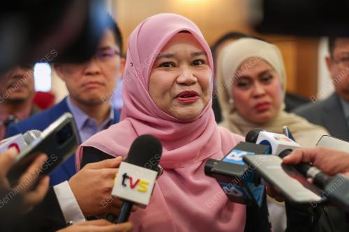 FADHLINA SIDEK