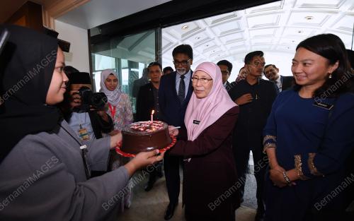 DATUK SERI DR WAN AZIZAH WAN ISMAIL