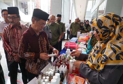 DATUK DR MOHD NA'IM MOKHTAR