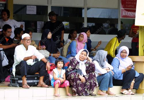 ORANG RAMAI DI PERHENTIAN DUTA