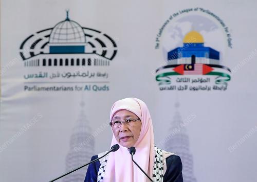 DATUK SERI DR WAN AZIZAH WAN ISMAIL