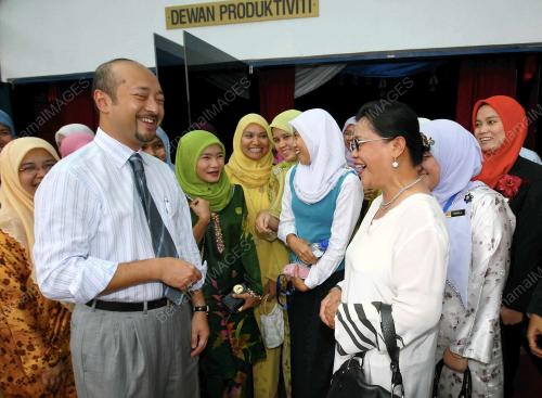 MUKHRIZ DR MAHATHIR
