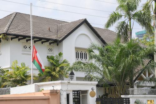 BENDERA OMAN DI KIBARKAN SEPARUH TIANG