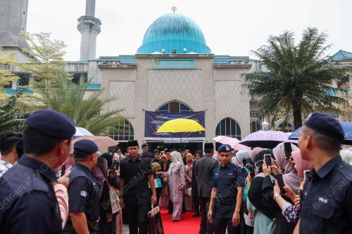 TUNKU AZIZAH AMINAH MAIMUNAH ISKANDARIAH