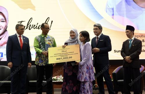 FADHLINA SIDEK