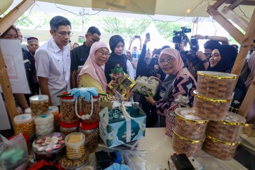 DATUK SERI WAN AZIZAH WAN ISMAIL