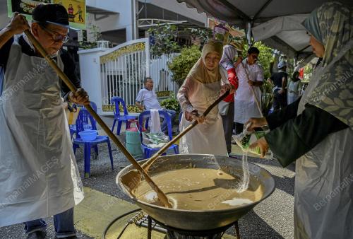 AKTIVITI MENGACAU DODOL RAYA
