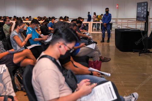 TINJAUAN DI PUSAT PEMBERIAN VAKSIN ASTRAZENECA