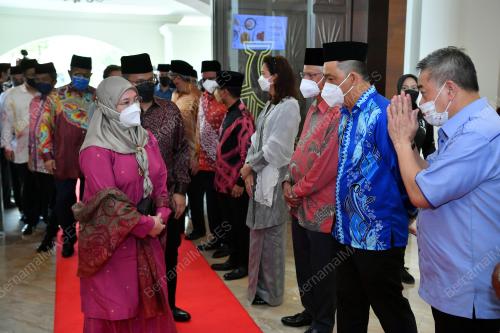 TUNKU HAJAH AZIZAH AMINAH MAIMUNAH ISKANDARIAH