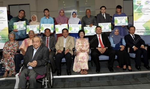 KL20_19042019_PRESENTS_BN201904177027