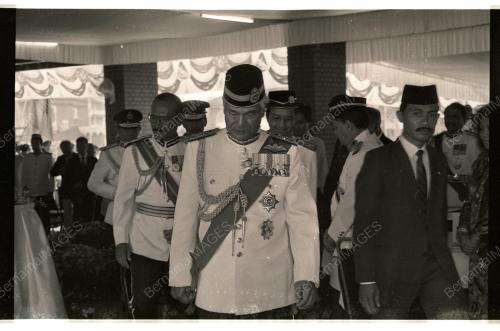 AGONG DI PERBARISAN PULAPOL