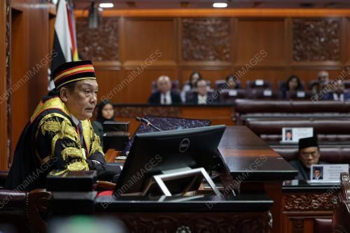 ANGKAT SUMPAH AHLI DEWAN NEGARA