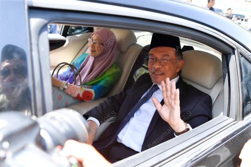 AHLI PARLIMEN KELUAR DARI PERKARANGAN ISTANA