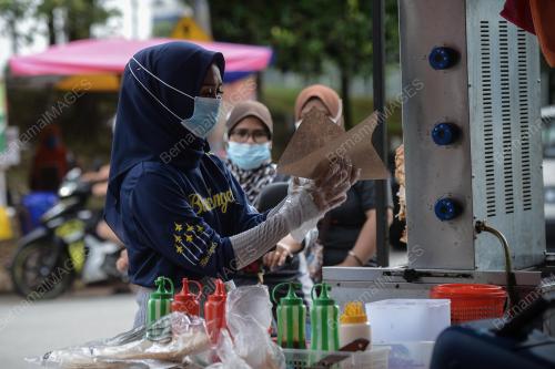 BEKAS PRAMUGARI BERNIAGA KEBAB