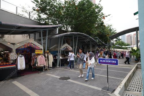 PASAR SENI DIPENUHI RAMAI PENGUNJUNG