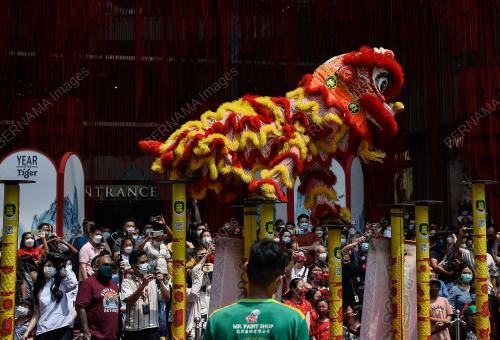 TARIAN SINGA MENJELANG TAHUN BARU CINA