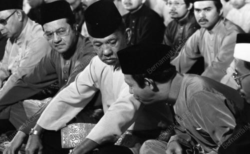 KL21_03082015_AGONG_SOLAT
