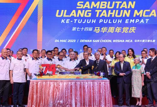 DATUK SERI DR WEE KA SIONG